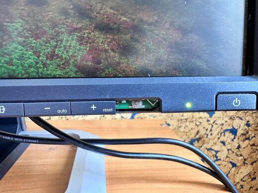 Монитор Б-класс HP LP2475w / 24" (1920x1200) S-IPS / DVI-I, DVI-D, DP, HDMI, USB-Hub, RCA, S-Video + в подарок кабели питания и HDMI