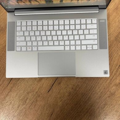 Ігровий ноутбук Razer Blade 15 RZ09-0328 Silver / 15.6" (3840x2160) OLED / Intel Core i7-10750H (6 (12) ядер по 2.6 - 5.0 GHz) / 16 GB DDR4 / 512 GB SSD NVMe / nVidia GeForce RTX 2070 Max-Q, 8 GB GDDR6, 256-bit / WebCam