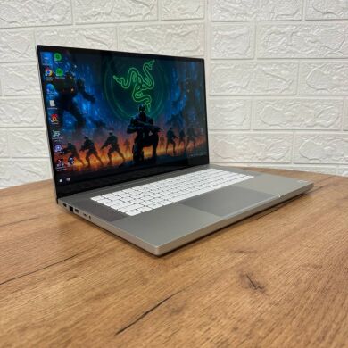Ігровий ноутбук Razer Blade 15 RZ09-0328 Silver / 15.6" (3840x2160) OLED / Intel Core i7-10750H (6 (12) ядер по 2.6 - 5.0 GHz) / 16 GB DDR4 / 512 GB SSD NVMe / nVidia GeForce RTX 2070 Max-Q, 8 GB GDDR6, 256-bit / WebCam