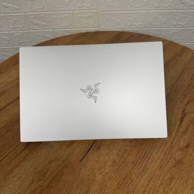 Ігровий ноутбук Razer Blade 15 RZ09-0328 Silver / 15.6" (3840x2160) OLED / Intel Core i7-10750H (6 (12) ядер по 2.6 - 5.0 GHz) / 16 GB DDR4 / 512 GB SSD NVMe / nVidia GeForce RTX 2070 Max-Q, 8 GB GDDR6, 256-bit / WebCam