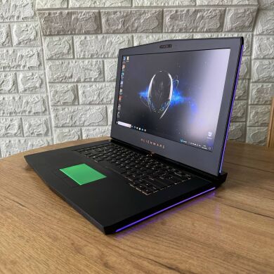 Ігровий ноутбук Dell Alienware m15 R3 / 15.6" (1920x1080) IPS / Intel Core i7-7700HQ (4 (8) ядра по 2.8 - 3.8 GHz) / 16 GB DDR4 / 512 GB SSD / nVidia GeForce GTX 1070, 8 GB GDDR5, 256-bit / WebCam