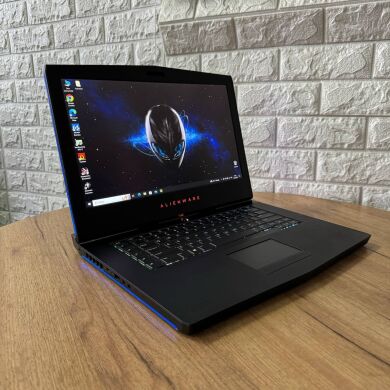 Ігровий ноутбук Dell Alienware m15 R3 / 15.6" (1920x1080) IPS / Intel Core i7-7700HQ (4 (8) ядра по 2.8 - 3.8 GHz) / 16 GB DDR4 / 512 GB SSD / nVidia GeForce GTX 1070, 8 GB GDDR5, 256-bit / WebCam