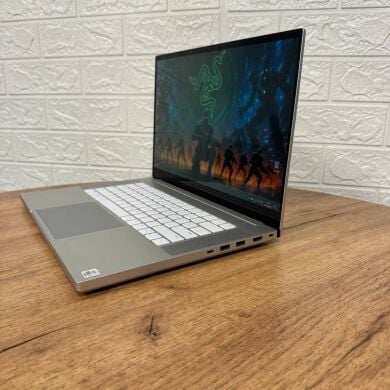 Ігровий ноутбук Razer Blade 15 RZ09-0328 Silver / 15.6" (3840x2160) OLED / Intel Core i7-10750H (6 (12) ядер по 2.6 - 5.0 GHz) / 16 GB DDR4 / 512 GB SSD NVMe / nVidia GeForce RTX 2070 Max-Q, 8 GB GDDR6, 256-bit / WebCam