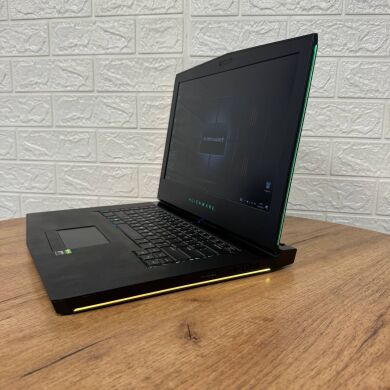Ігровий ноутбук Dell Alienware 15 R3 / 15.6" (1920x1080) IPS / Intel Core i7-6820HQ (4 (8) ядра по 2.7 - 3.6 GHz) / 16 GB DDR4 / 500 GB SSD / nVidia GeForce GTX 1070, 8 GB GDDR5, 256-bit / WebCam