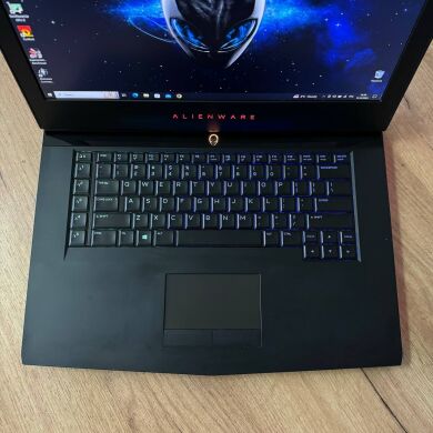 Ігровий ноутбук Dell Alienware m15 R3 / 15.6" (1920x1080) IPS / Intel Core i7-7700HQ (4 (8) ядра по 2.8 - 3.8 GHz) / 16 GB DDR4 / 512 GB SSD / nVidia GeForce GTX 1070, 8 GB GDDR5, 256-bit / WebCam