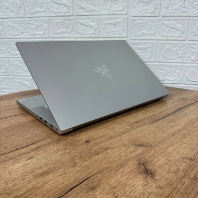 Ігровий ноутбук Razer Blade 15 RZ09-0328 Silver / 15.6" (3840x2160) OLED / Intel Core i7-10750H (6 (12) ядер по 2.6 - 5.0 GHz) / 16 GB DDR4 / 512 GB SSD NVMe / nVidia GeForce RTX 2070 Max-Q, 8 GB GDDR6, 256-bit / WebCam