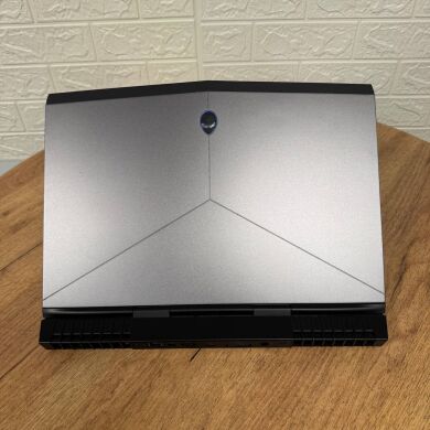Ігровий ноутбук Dell Alienware 15 R3 / 15.6" (1920x1080) IPS / Intel Core i7-6820HQ (4 (8) ядра по 2.7 - 3.6 GHz) / 16 GB DDR4 / 500 GB SSD / nVidia GeForce GTX 1070, 8 GB GDDR5, 256-bit / WebCam