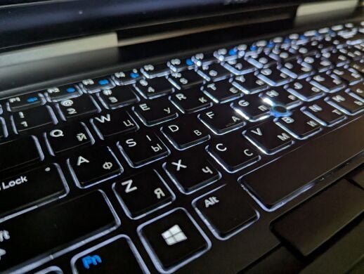 Мобільна робоча станція Dell Precision 7720 / 17.3" (1920x1080) IPS / Intel Xeon E3-1545M v5 (4 (8) ядра по 2.9 - 3.8 GHz) / 32 GB DDR4 / 512 GB SSD / nVidia Quadro P4000, 8 GB GDDR5, 256-bit / WebCam / Windows 10