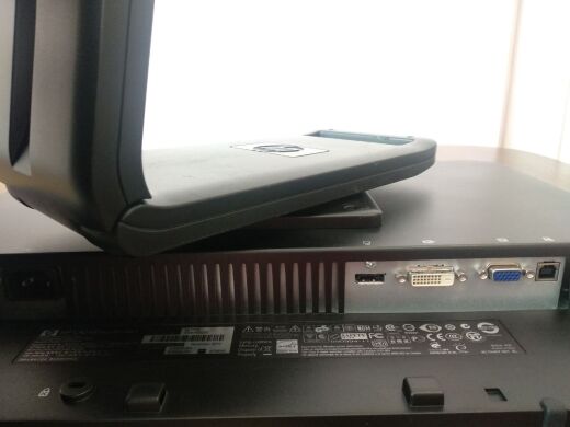 Монитор HP LA2405wg / 24" (1920x1200) TN / VGA, DVI, DP, USB
