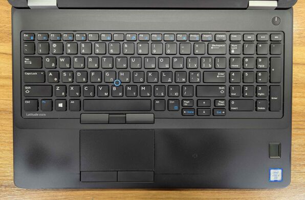 Ноутбук Б-клас Dell Latitude E5570 / 15.6" (1920x1080) IPS / Intel Core i7-6820HQ (4 (8) ядра по 2.7 - 3.6 GHz) / 16 GB DDR4 / 512 GB SSD / AMD Radeon R7 M370, 2 GB GDDR5, 128-bit / WebCam / TouchID / Windows 10