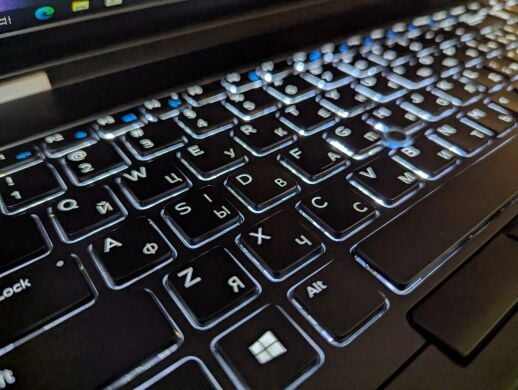 Ноутбук Б-клас Dell Latitude E5570 / 15.6" (1920x1080) IPS / Intel Core i7-6820HQ (4 (8) ядра по 2.7 - 3.6 GHz) / 16 GB DDR4 / 512 GB SSD / AMD Radeon R7 M370, 2 GB GDDR5, 128-bit / WebCam / TouchID / Windows 10