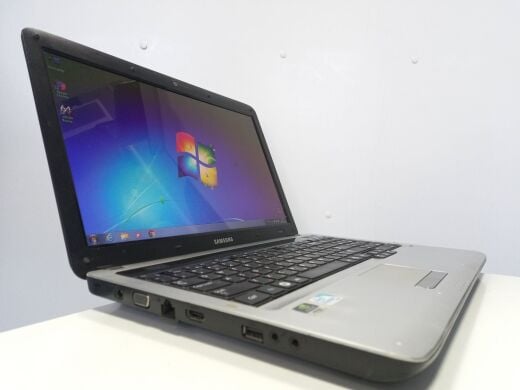 Ноутбук Samsung R528 / 15.6" (1366x768) TN / Intel Pentium T4400 (2 ядра по 2.2 GHz) / 4 GB DDR3 / 250 GB HDD / nVidia GeForce 310M, 512 MB DDR3, 64-bit / WebCam / АКБ не держит 