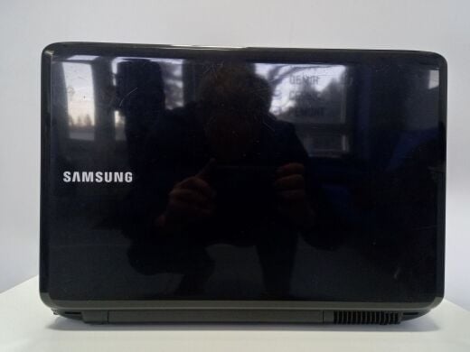Ноутбук Samsung R528 / 15.6" (1366x768) TN / Intel Pentium T4400 (2 ядра по 2.2 GHz) / 4 GB DDR3 / 250 GB HDD / nVidia GeForce 310M, 512 MB DDR3, 64-bit / WebCam / АКБ не держит 