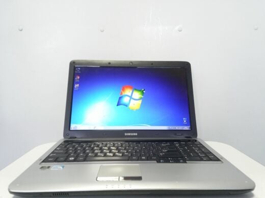 Ноутбук Samsung R528 / 15.6" (1366x768) TN / Intel Pentium T4400 (2 ядра по 2.2 GHz) / 4 GB DDR3 / 250 GB HDD / nVidia GeForce 310M, 512 MB DDR3, 64-bit / WebCam / АКБ не держит 