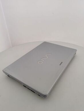 Ноутбук Sony Vaio VPCEB4S1E / 15.6" (1366x768) TN / Intel Core i3-380M (2 (4) ядра по 2.53 GHz) / 4 GB DDR3 / 240 GB SSD / AMD Radeon HD 5650, 1 GB GDDR3, 128-bit / WebCam