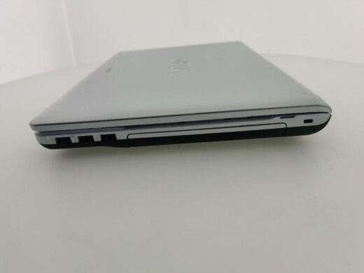 Ноутбук Sony Vaio VPCEB4S1E / 15.6" (1366x768) TN / Intel Core i3-380M (2 (4) ядра по 2.53 GHz) / 4 GB DDR3 / 240 GB SSD / AMD Radeon HD 5650, 1 GB GDDR3, 128-bit / WebCam