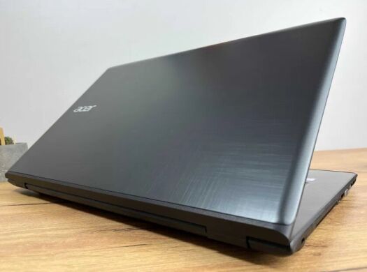 Ігровий ноутбук Acer Aspire E5-774G-59BD / 17.3" (1920x1080) IPS / Intel Core i5-7200U (2 (4) ядра по 2.5 - 3.1 GHz) / 12 GB DDR4 / 128 GB SSD + 1000 GB HDD / nVidia GeForce GTX 950M, 2 GB GDDR5, 128-bit / WebCam / DVD-RW / Win 10
