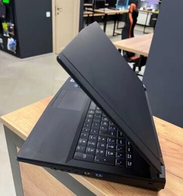 Ігровий ноутбук Clevo P751DM2-G / 15.6" (1920x1080) IPS / Intel Core i7-7700K (4 (8) ядра по 4.2 - 4.5 GHz) / 32 GB DDR4 / 512 GB SSD + 256 GB SSD + 320 GB HDD / nVidia GeForce GTX 1070, 8 GB GDDR5, 256-bit / WebCam / Win 10 Home Ігровий ноутбук Clevo P751DM2-G / 15.6" (1920x1080) IPS / Intel Core i7-7700K (4 (8) ядра по 4.2 - 4.5 GHz) / 32 GB DDR4 / 512 GB SSD + 256 GB SSD + 320 GB HDD / nVidia GeForce GTX 1070, 8 GB GDDR5, 256-bit / WebCam / Win 10 Home