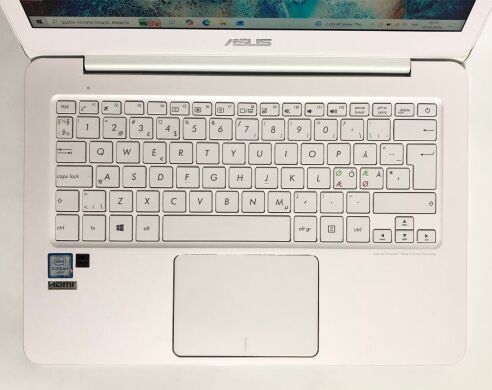 Ультрабук Б-класс Asus ZenBook UX305C / 13.3" (1920x1080) IPS / Intel Core m3-6Y30 (2 (4) ядра по 2.2 GHz) / 8 GB DDR3 / 128 GB SSD / Intel HD Graphics 615 / WebCam / Win 10 Home
