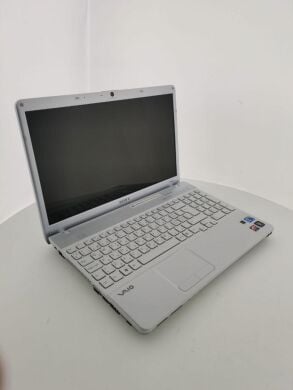 Ноутбук Sony Vaio VPCEB4S1E / 15.6" (1366x768) TN / Intel Core i3-380M (2 (4) ядра по 2.53 GHz) / 4 GB DDR3 / 240 GB SSD / AMD Radeon HD 5650, 1 GB GDDR3, 128-bit / WebCam
