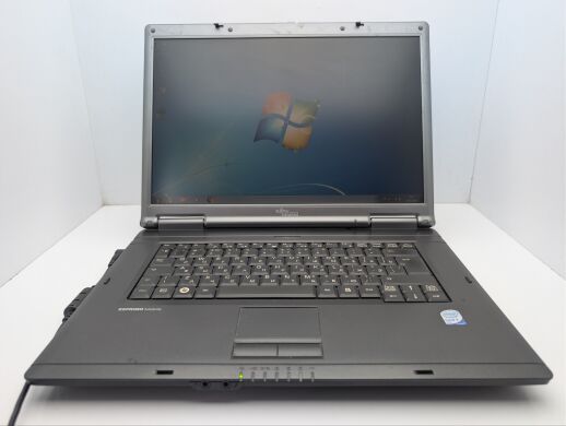 Ноутбук Fujitsu Esprimo Mobile V5535 / 15.4" (1024x768) TN / Intel Core 2 Duo T5750 (2 ядра по 2.0 GHz) / 4 GB DDR2 / 250 GB HDD / Intel Graphics / DVD-ROM / АКБ не тримає Ноутбук Fujitsu Esprimo Mobile V5535 / 15.4" (1024x768) TN / Intel Core 2 Duo T5750 (2 ядра по 2.0 GHz) / 4 GB DDR2 / 250 GB HDD / Intel Graphics / DVD-ROM / АКБ не тримає