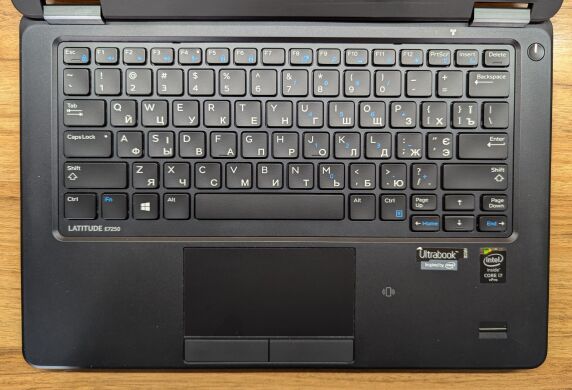 Нетбук Б-клас Dell Latitude E7250 / 12.5" (1366x768) TN / Intel Core i7-5600U (2 (4) ядра по 2.6 - 3.2 GHz) / 8 GB DDR3 / 256 GB SSD / Intel HD Graphics 5500 / WebCam / Fingerprint / Windows 10 Нетбук Б-клас Dell Latitude E7250 / 12.5" (1366x768) TN / Intel Core i7-5600U (2 (4) ядра по 2.6 - 3.2 GHz) / 8 GB DDR3 / 256 GB SSD / Intel HD Graphics 5500 / WebCam / Fingerprint / Windows 10