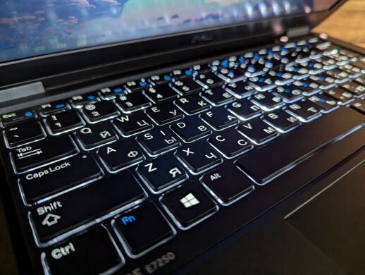 Нетбук Б-клас Dell Latitude E7250 / 12.5" (1366x768) TN / Intel Core i7-5600U (2 (4) ядра по 2.6 - 3.2 GHz) / 8 GB DDR3 / 256 GB SSD / Intel HD Graphics 5500 / WebCam / Fingerprint / Windows 10 Нетбук Б-клас Dell Latitude E7250 / 12.5" (1366x768) TN / Intel Core i7-5600U (2 (4) ядра по 2.6 - 3.2 GHz) / 8 GB DDR3 / 256 GB SSD / Intel HD Graphics 5500 / WebCam / Fingerprint / Windows 10