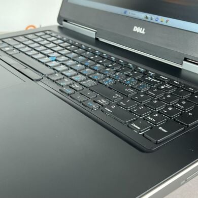 Игровой ноутбук Dell Precision 7710 / 17.3" (1920x1080) IPS / Intel Core i7-6820HQ (4 (8) ядра по 2.7 - 3.6 GHz) / 32 GB DDR4 / 256 GB SSD + 512 GB SSD / nVidia Quadro M3000M, 4 GB GDDR5, 256-bit / WebCam