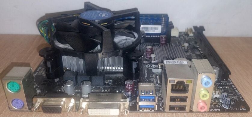 Комплект: Материнская плата Gigabyte GA-H81M-S2V / Intel Core i5-4440 (4 ядра по 3.1 - 3.3 GHz) / 8 GB DDR3 / Intel HD Graphics 2500 / Socket LGA1155 / Кулер