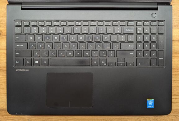 Ноутбук Dell Latitude 3550 / 15.6" (1366x768) TN / Intel Core i7-5500U (2 (4) ядра по 2.4 - 3.0 GHz) / 8 GB DDR3 / 240 GB SSD / nVidia GeForce 830M, 2 GB DDR3, 64-bit / WebCam / Windows 10