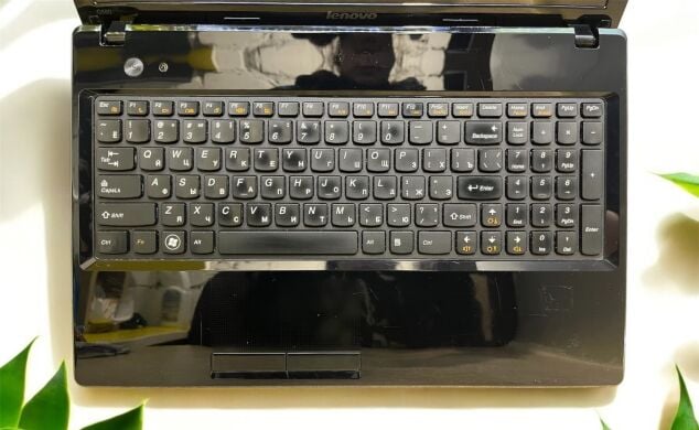 Ноутбук Lenovo G580 / 15.6" (1366x768) TN / Intel Celeron B830 (2 ядра по 1.8 GHz) / 4 GB DDR3 / 120 GB SSD / Intel HD Graphics / WebCam / DVD-RW