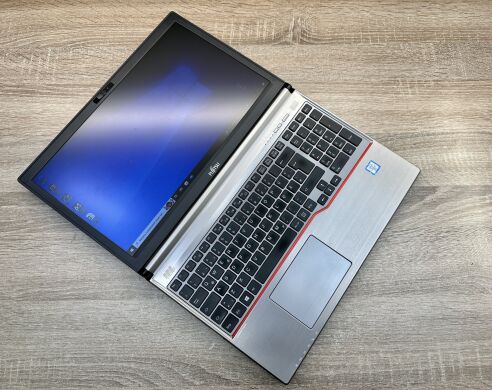 Ультрабук Б-клас Fujitsu LifeBook E756 / 15.6" (1366x768) TN / Intel Core i5-6300U (2 (4) ядра по 2.4 - 3.0 GHz) / 8 GB DDR4 / 256 GB SSD / Intel HD Graphics 520 / WebCam / Windows 10 Pro