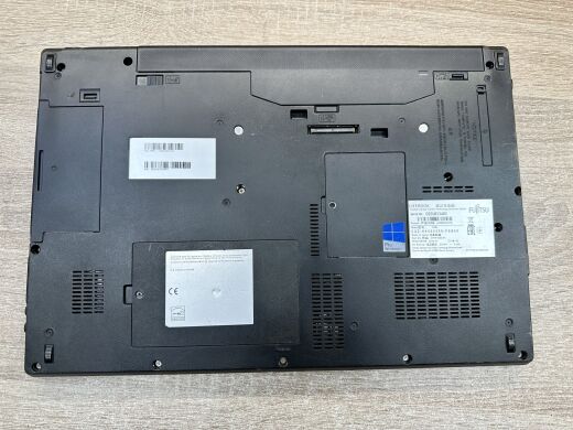 Ультрабук Б-клас Fujitsu LifeBook E756 / 15.6" (1366x768) TN / Intel Core i5-6300U (2 (4) ядра по 2.4 - 3.0 GHz) / 8 GB DDR4 / 256 GB SSD / Intel HD Graphics 520 / WebCam / Windows 10 Pro