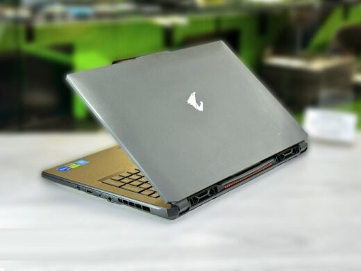 Ігровий ноутбук Б-клас Gigabyte Aorus 7 9MF / 17.3" (1920x1080) IPS / Intel Core i5-12500H (12 (16) ядер по 3.3 - 4.5 GHz) / 16 GB DDR4 / 512 GB SSD M.2 / nVidia GeForce RTX 4050, 6 GB GDDR6, 96-bit / WebCam / Win 11 Pro