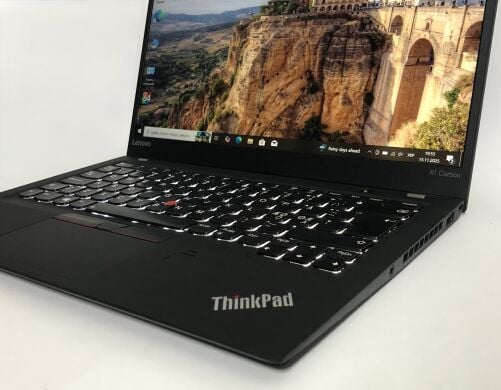 Ультрабук Lenovo ThinkPad X1 Carbon G5 / 14" (1920x1080) IPS / Intel Core i5-7200U (2 (4) ядра по 2.5 - 3.1 GHz) / 8 GB DDR3 / 256 GB SSD / Intel HD Graphics 620 / WebCam / Win 10 Pro