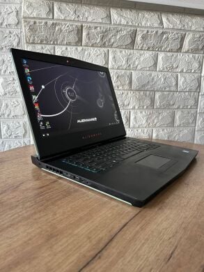 Ігровий ноутбук Dell Alienware 15 R3 / 15.6" (1920x1080) IPS / Intel Core i7-7700HQ (4 (8) ядра по 2.8 - 3.8 GHz) / 16 GB DDR4 / 256 GB SSD M.2 + 1000 GB HDD  / nVidia GeForce GTX 1070, 8 GB GDDR5, 256-bit / WebCam