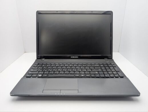 Ноутбук Samsung 305E5A / 15.6" (1366x768) TN / AMD A6-3400M (4 ядра по 1.4 - 2.3 GHz) / 6 GB DDR3 / 500 GB HDD / AMD Radeon HD 6520G Graphics / WebCam / DVD-ROM