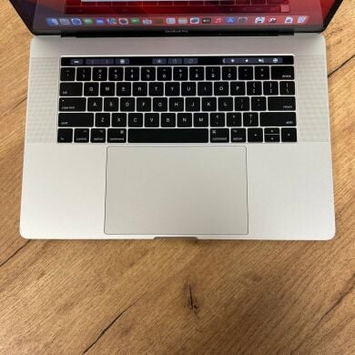 Ультрабук Б-класс Apple MacBook Pro A1707 (2017) / 15.4" (2880x1800) IPS / Intel Core i7-4810MQ (4 (8) ядра по 2.8 - 3.8 GHz) / 16 GB DDR4 / 256 GB SSD / AMD Radeon Pro 555, 2 GB GDDR5, 128-bit / WebCam / MacOS