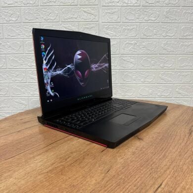 Ігровий ноутбук Dell Alienware 17 R3 / 17.3" (3840x2160) IPS / Intel Core i7-6820HQ (4 (8) ядра по 2.7 - 3.6 GHz) / 16 GB DDR4 / 500 GB SSD / nVidia GeForce GTX 1070, 8 GB GDDR5, 256-bit / WebCam