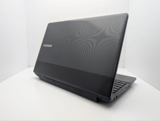 Ноутбук Samsung 305E5A / 15.6" (1366x768) TN / AMD A6-3400M (4 ядра по 1.4 - 2.3 GHz) / 6 GB DDR3 / 500 GB HDD / AMD Radeon HD 6520G Graphics / WebCam / DVD-ROM