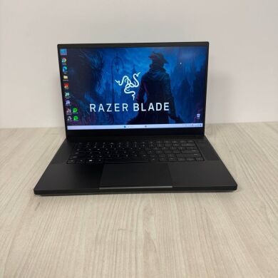 Ігровий ноутбук Б-клас Razer Blade 15 Gaming RZ09-0410 / 15.6" (2560x1440) IPS / Intel Core i7-11800H (8 (16) ядра по 2.3 - 4.6 GHz) / 16 GB DDR4 / 512 GB SSD NVMe / nVidia GeForce RTX 3070, 8 GB GDDR6, 256-bit / WebCam