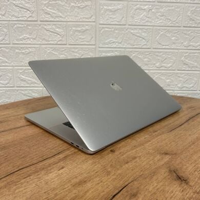 Ультрабук Б-класс Apple MacBook Pro A1707 (2017) / 15.4" (2880x1800) IPS / Intel Core i7-4810MQ (4 (8) ядра по 2.8 - 3.8 GHz) / 16 GB DDR4 / 256 GB SSD / AMD Radeon Pro 555, 2 GB GDDR5, 128-bit / WebCam / MacOS