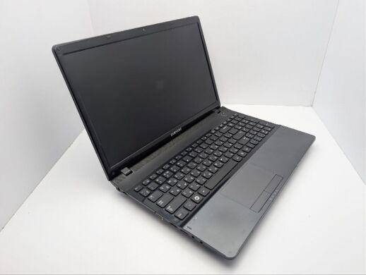 Ноутбук Samsung 305E5A / 15.6" (1366x768) TN / AMD A6-3400M (4 ядра по 1.4 - 2.3 GHz) / 6 GB DDR3 / 500 GB HDD / AMD Radeon HD 6520G Graphics / WebCam / DVD-ROM