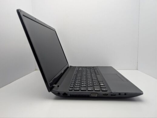 Ноутбук Samsung 305E5A / 15.6" (1366x768) TN / AMD A6-3400M (4 ядра по 1.4 - 2.3 GHz) / 6 GB DDR3 / 500 GB HDD / AMD Radeon HD 6520G Graphics / WebCam / DVD-ROM