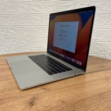 Ультрабук Б-класс Apple MacBook Pro A1707 (2017) / 15.4" (2880x1800) IPS / Intel Core i7-4810MQ (4 (8) ядра по 2.8 - 3.8 GHz) / 16 GB DDR4 / 256 GB SSD / AMD Radeon Pro 555, 2 GB GDDR5, 128-bit / WebCam / MacOS