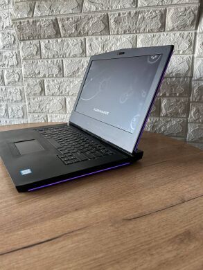 Ігровий ноутбук Dell Alienware 15 R3 / 15.6" (1920x1080) IPS / Intel Core i7-7700HQ (4 (8) ядра по 2.8 - 3.8 GHz) / 16 GB DDR4 / 256 GB SSD M.2 + 1000 GB HDD  / nVidia GeForce GTX 1070, 8 GB GDDR5, 256-bit / WebCam