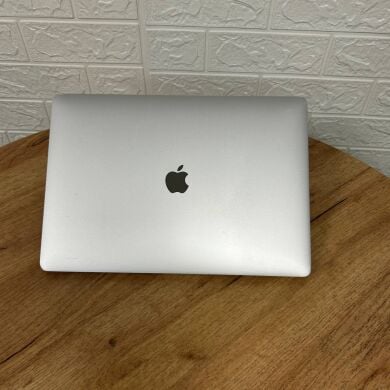 Ультрабук Б-класс Apple MacBook Pro A1707 (2017) / 15.4" (2880x1800) IPS / Intel Core i7-4810MQ (4 (8) ядра по 2.8 - 3.8 GHz) / 16 GB DDR4 / 256 GB SSD / AMD Radeon Pro 555, 2 GB GDDR5, 128-bit / WebCam / MacOS