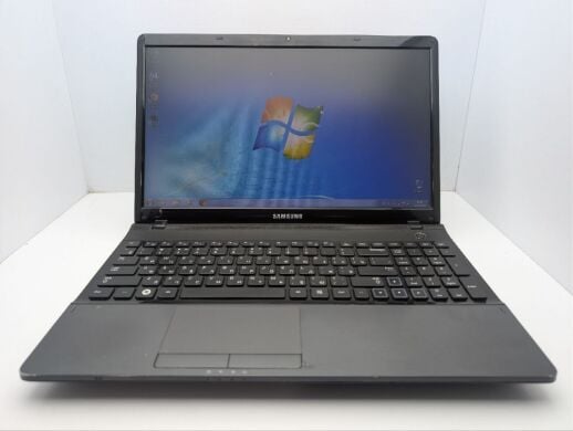 Ноутбук Samsung 305E5A / 15.6" (1366x768) TN / AMD A6-3400M (4 ядра по 1.4 - 2.3 GHz) / 6 GB DDR3 / 500 GB HDD / AMD Radeon HD 6520G Graphics / WebCam / DVD-ROM