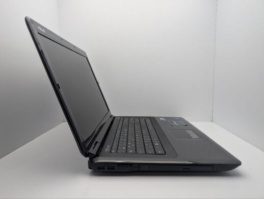 Ноутбук Asus K70 / 17.3" (1600x900) TN / Intel Core 2 Duo T6600 (2 ядра по 2.2 GHz) / 4 GB DDR2 / 320 GB HDD / nVidia GeForce 220M, 1 GB GDDR2, 128-bit / WebCam / DVD-ROM