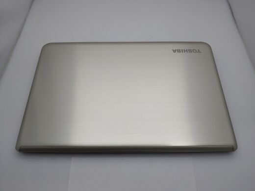 Игровой ноутбук Toshiba Satellite S70-B Gray / 17.3" (1920x1080) TN / Intel Core i7-4720HQ (4 (8)  ядра по 2.6 - 3.6 GHz) / 8 GB DDR3 / 240 GB SSD / AMD Radeon R9 M290X, 2 GB GDDR5, 256-bit / WebCam / DVD-ROM